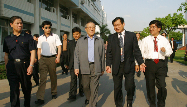 2005年3月28日，李岚清同志再次视察我校
