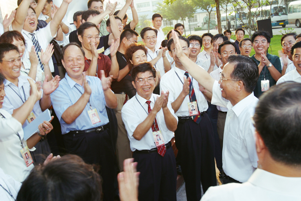2005年9月12日，中共中央政治局党委、国务院总理温家宝视察我校