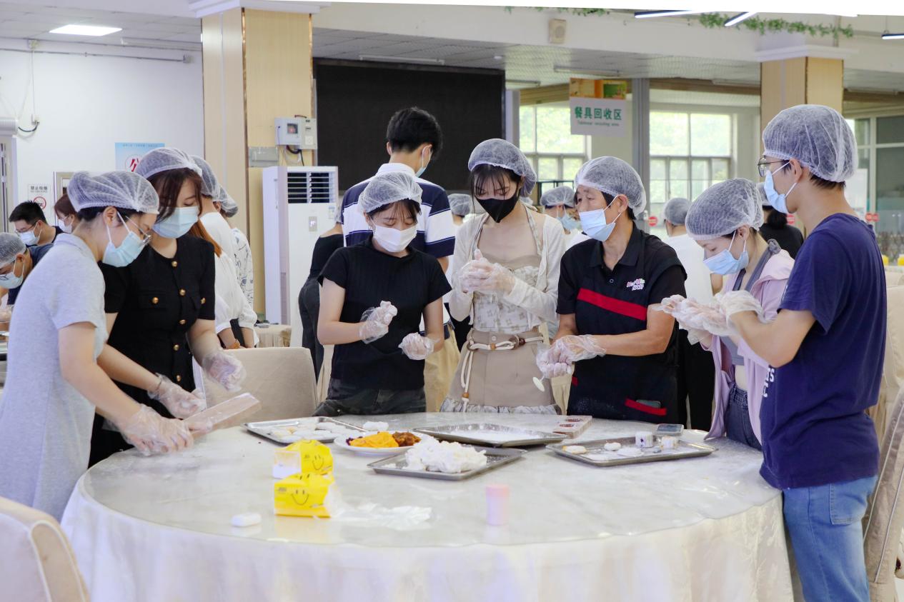 学校开展“美食公开课”月饼制作活动。
