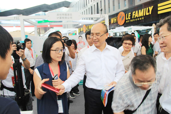 2015年10月21日，深圳市长许勤对我校参展2015大众创业万众创新活动周的创客项目十分赞赏。