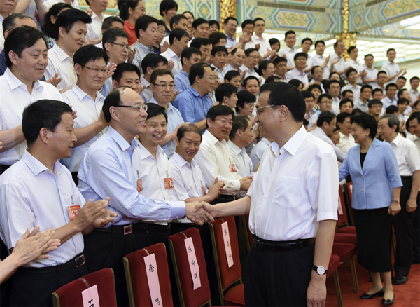2014年6月23日，全国职业教育工作会议在北京召开。中共中央政治局常委、国务院总理李克强和刘洪一等会议代表握手。