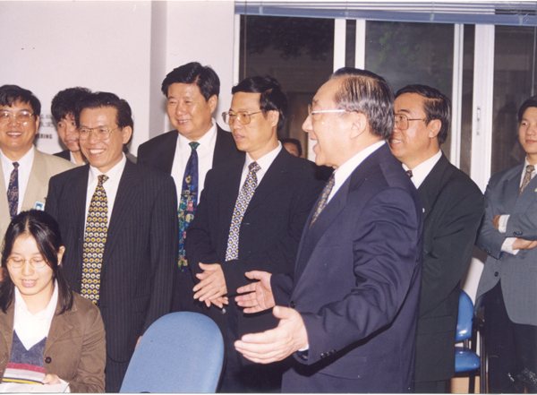 1998年11月26日，李岚清同志视察我校