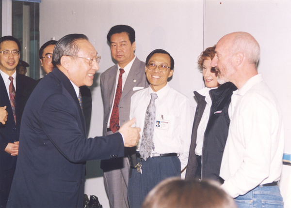 1998年11月26日，李岚清同志视察我校